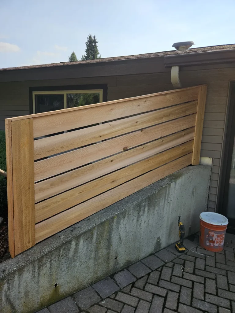 Horizontal wood privacy screen